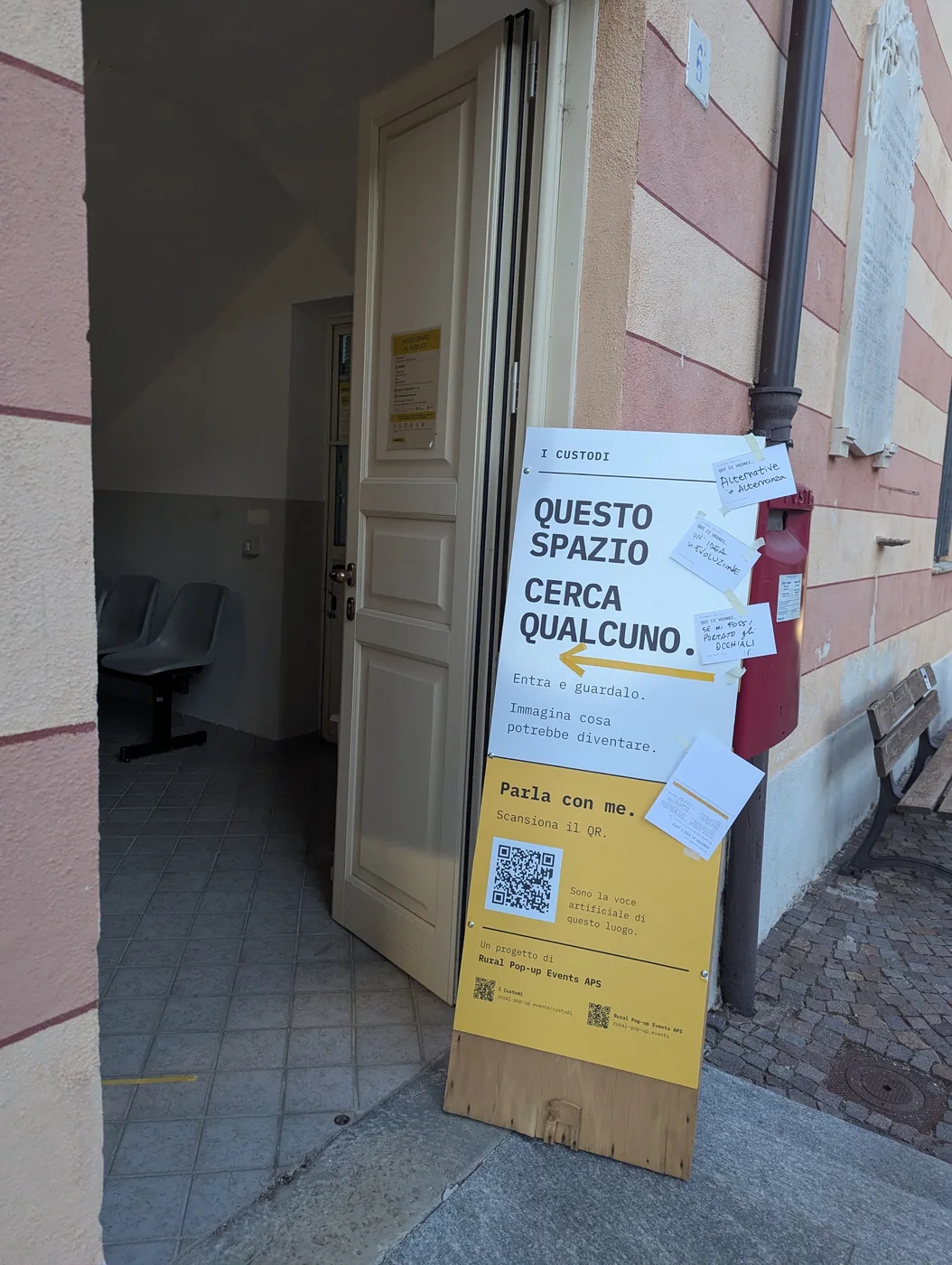 Il pannello all’ingresso dell’ex alimentari durante TEST 01