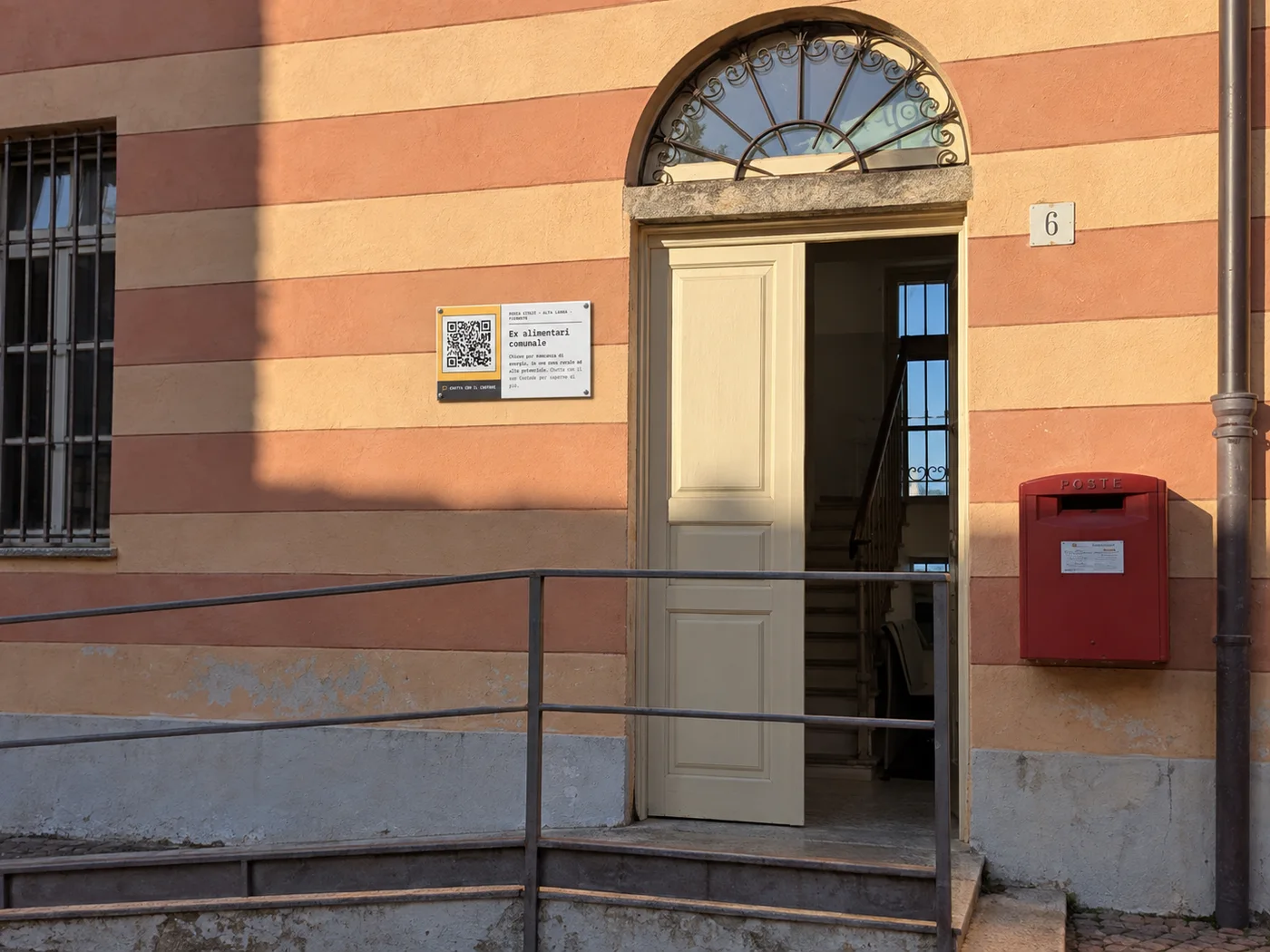 Simulazione del cartello con QR accanto alla porta dell’ex alimentari