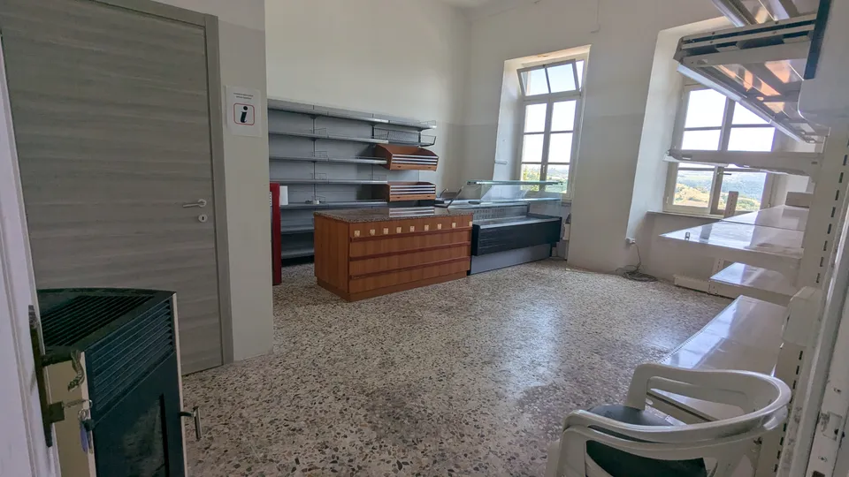 Il banco e gli scaffali dentro l’ex alimentari comunale di Rocca Cigliè